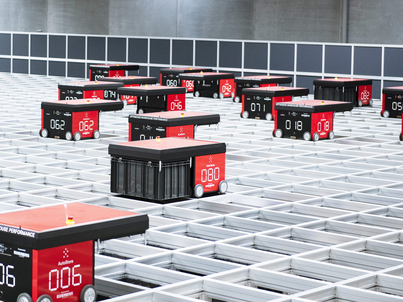 DSV Fulfilment Factory. Autostore-robotit toiminnassa.